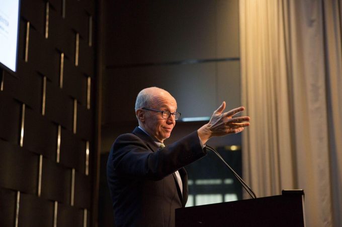 Honoree Alan Murray shares a story with the awards dinner audience.